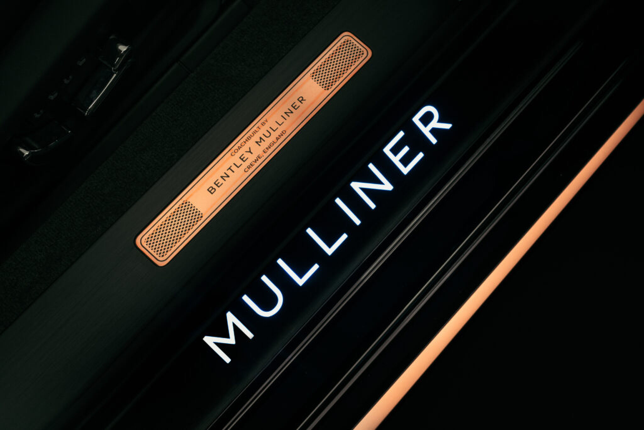 Persfoto van de Bentley Black Rose Batur waarin een van de ros&eacute;gouden interieurdelen wordt afgebeeld