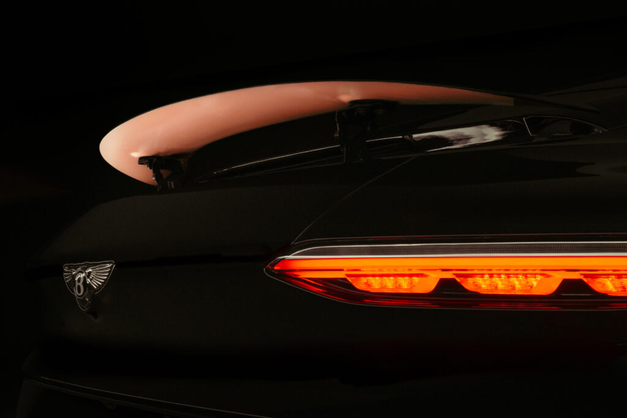 Persfoto van de Bentley Black Rose Batur waar de auto van de achterkant is gefotografeerd.