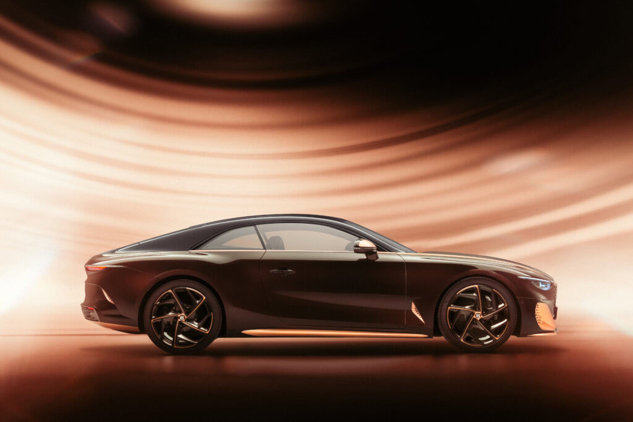 Persfoto van de Bentley Black Rose Batur waar de auto van de zijkant is gefotografeerd.