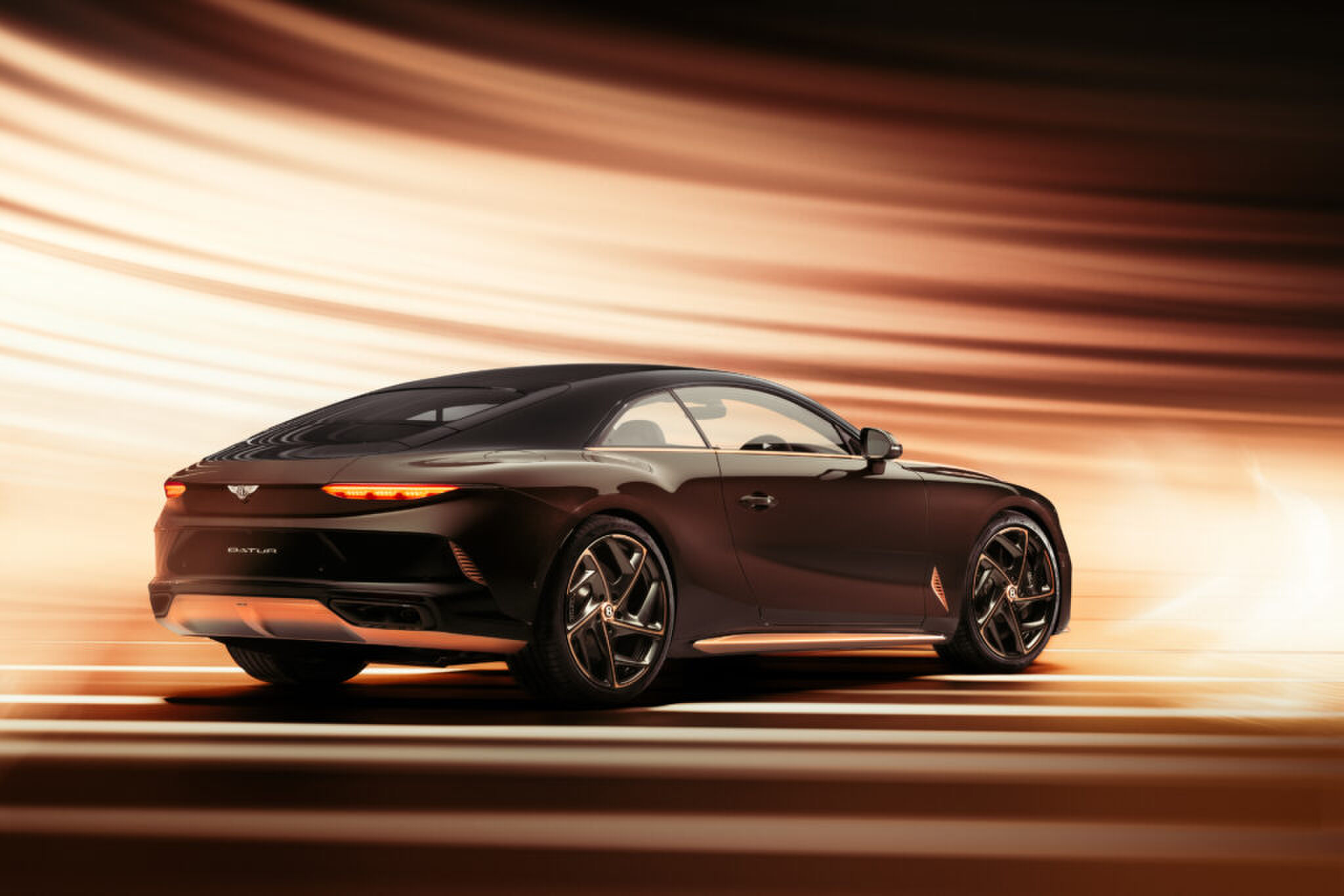 Persfoto van de Bentley Black Rose Batur waar de auto van de achterkant is gefotografeerd.