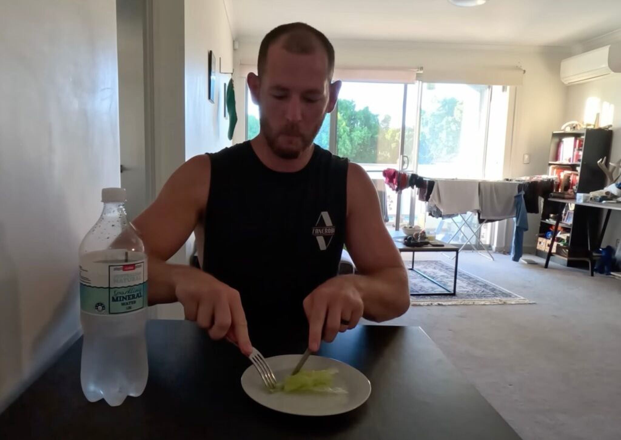 De Youtuber snijdt zijn eten op zijn bord, terwijl hij elke dag zijn calorie&euml;n verdubbelt