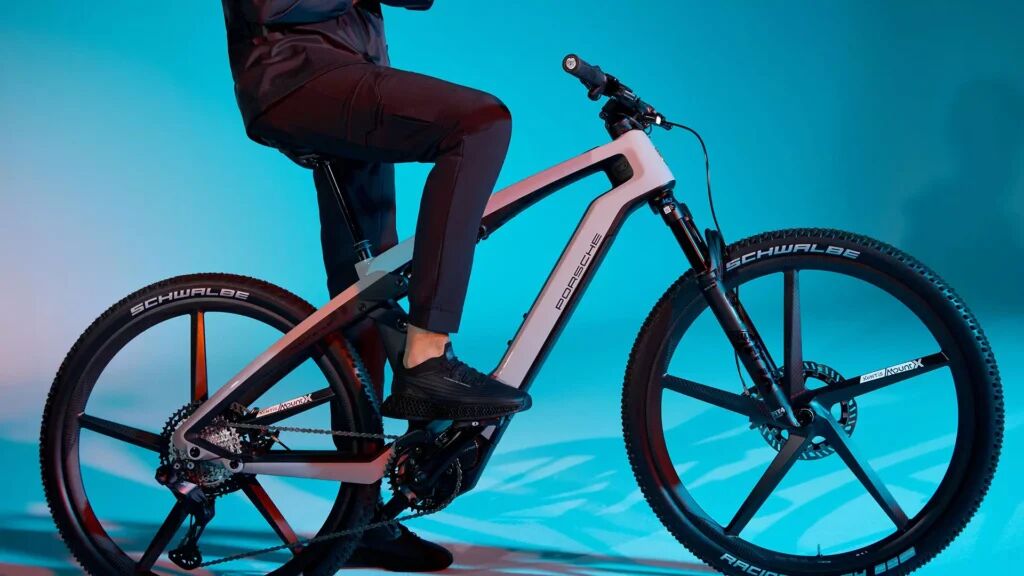 Zijaanzicht van de Porsche e-bike