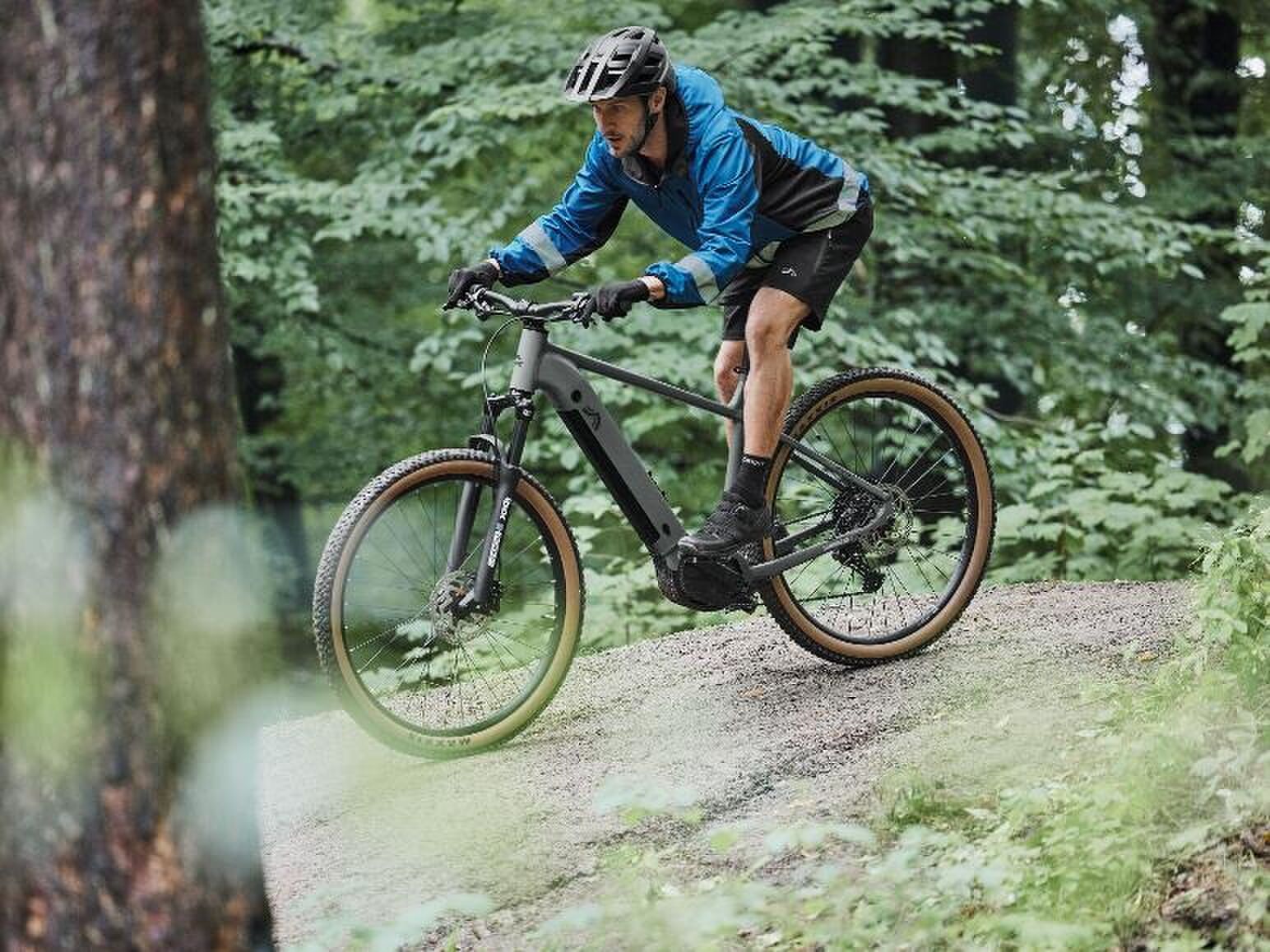 De Crivit PEAK 709 elektrische mountainbike rijdt een rondje.