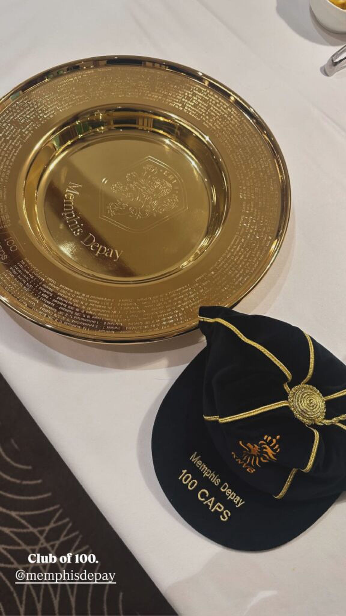 De schaal die Memphis Depay ontving voor zijn 100e interland bij Oranje