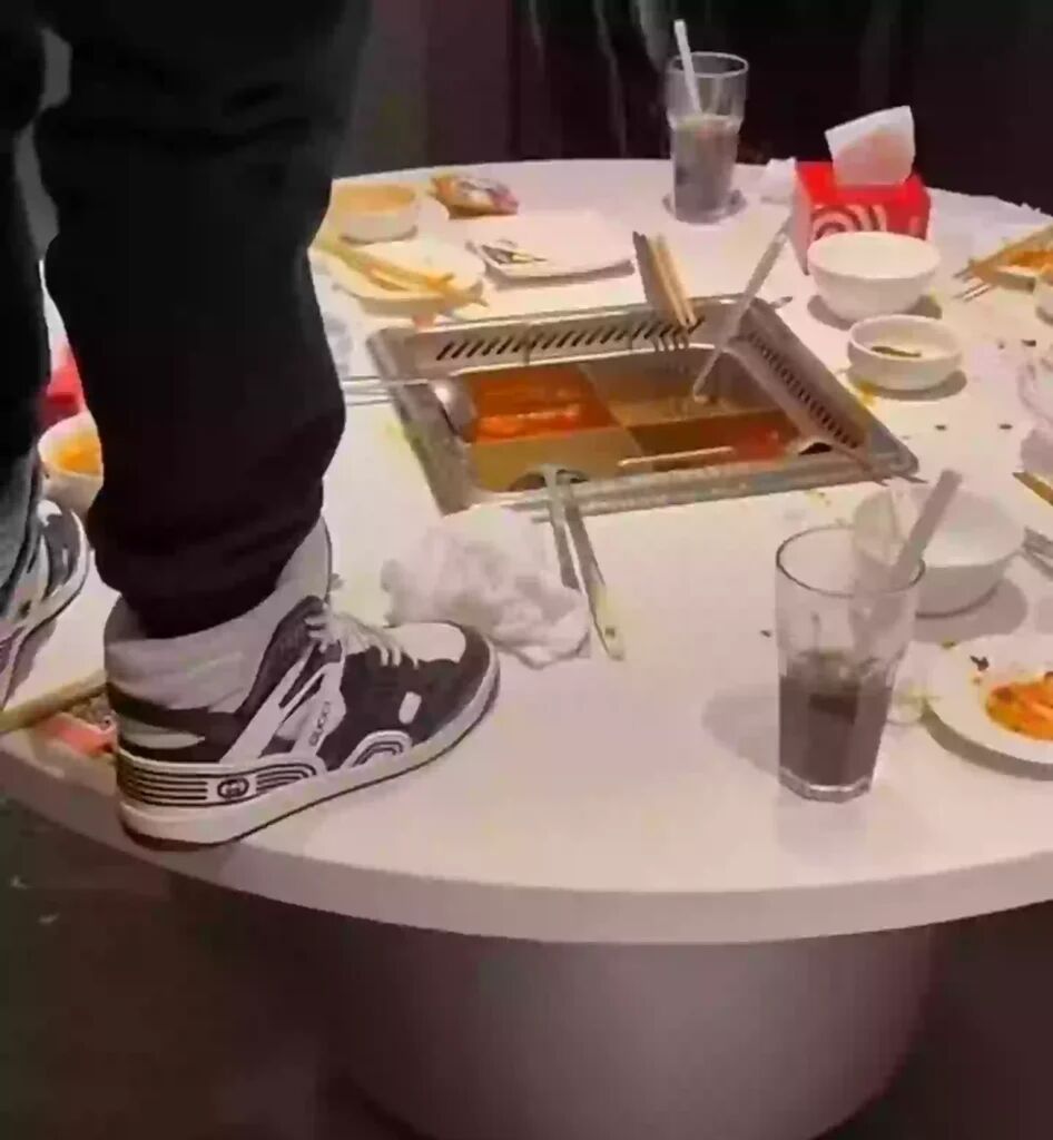 jongens die aan het plassen zijn in de bouillon bij een hotpot restaurant