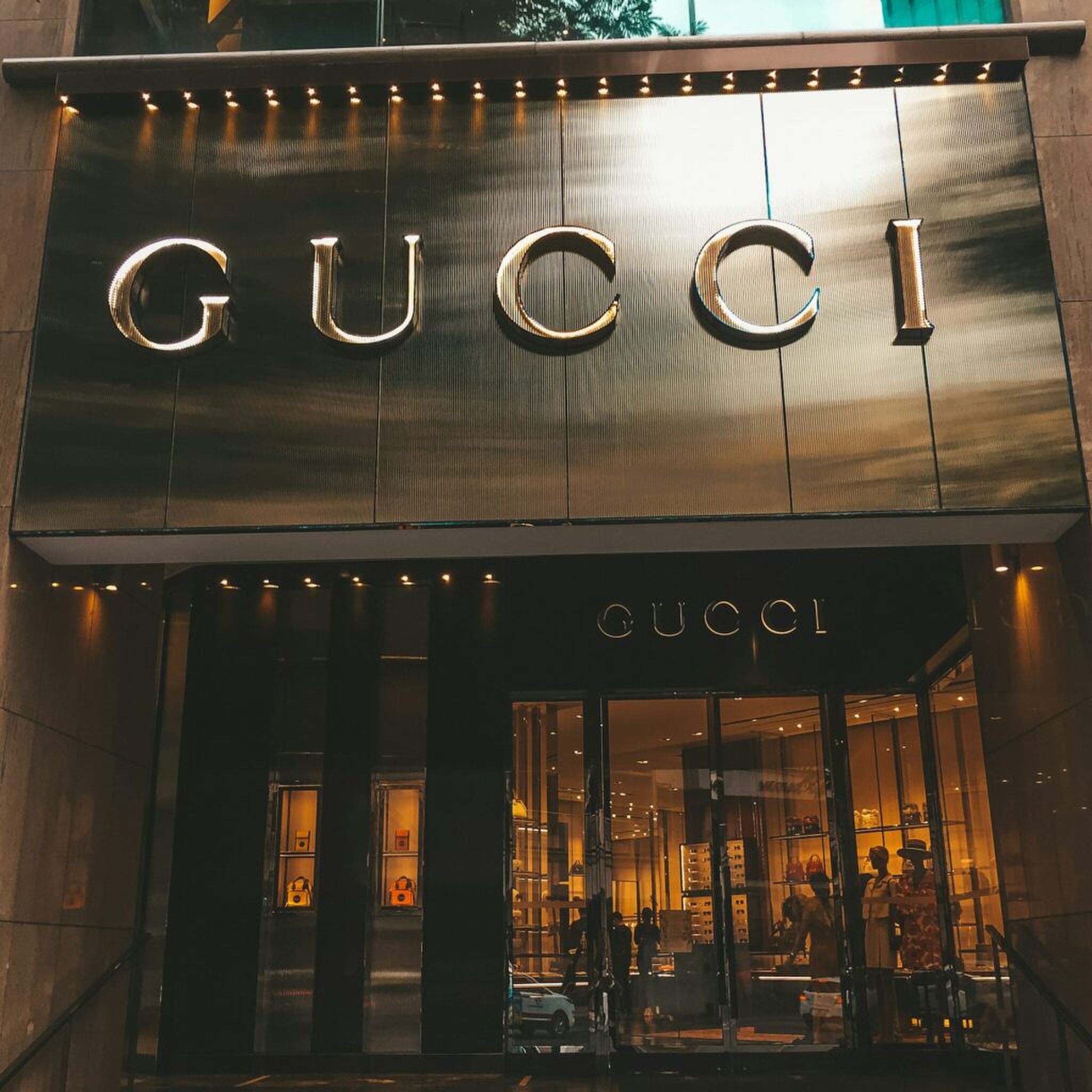 Buitenkant van een winkel van luxemerk Gucci
