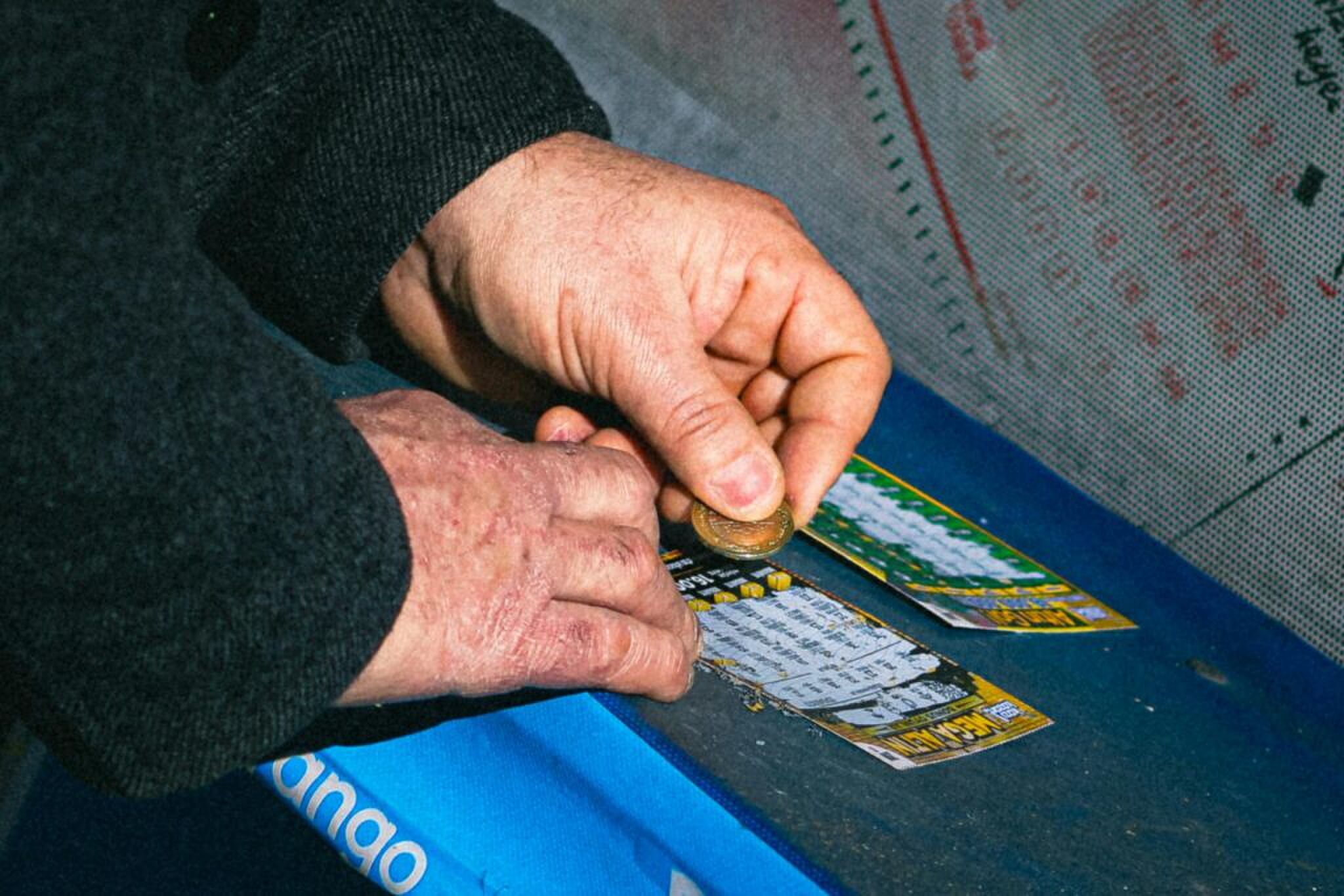 man krast kraslot van de loterij open