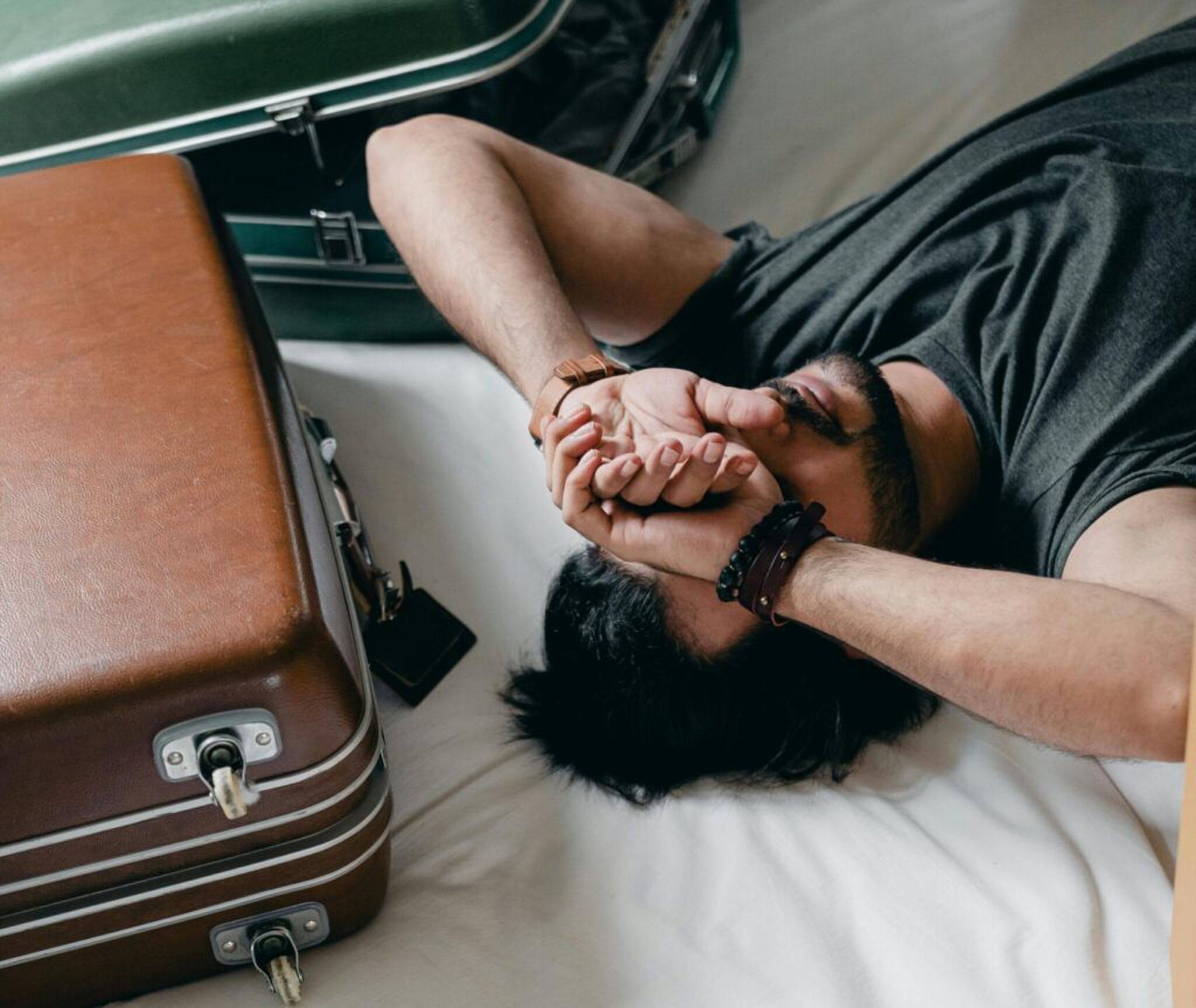 man die moe lijkt te zijn op bed