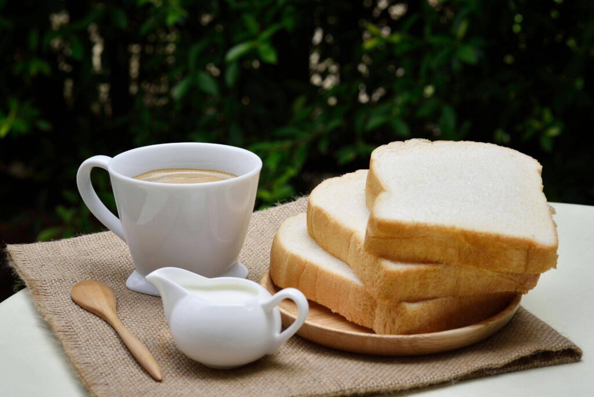 een paar sneetjes wit brood (dit is dus de mindere optie), met koffie