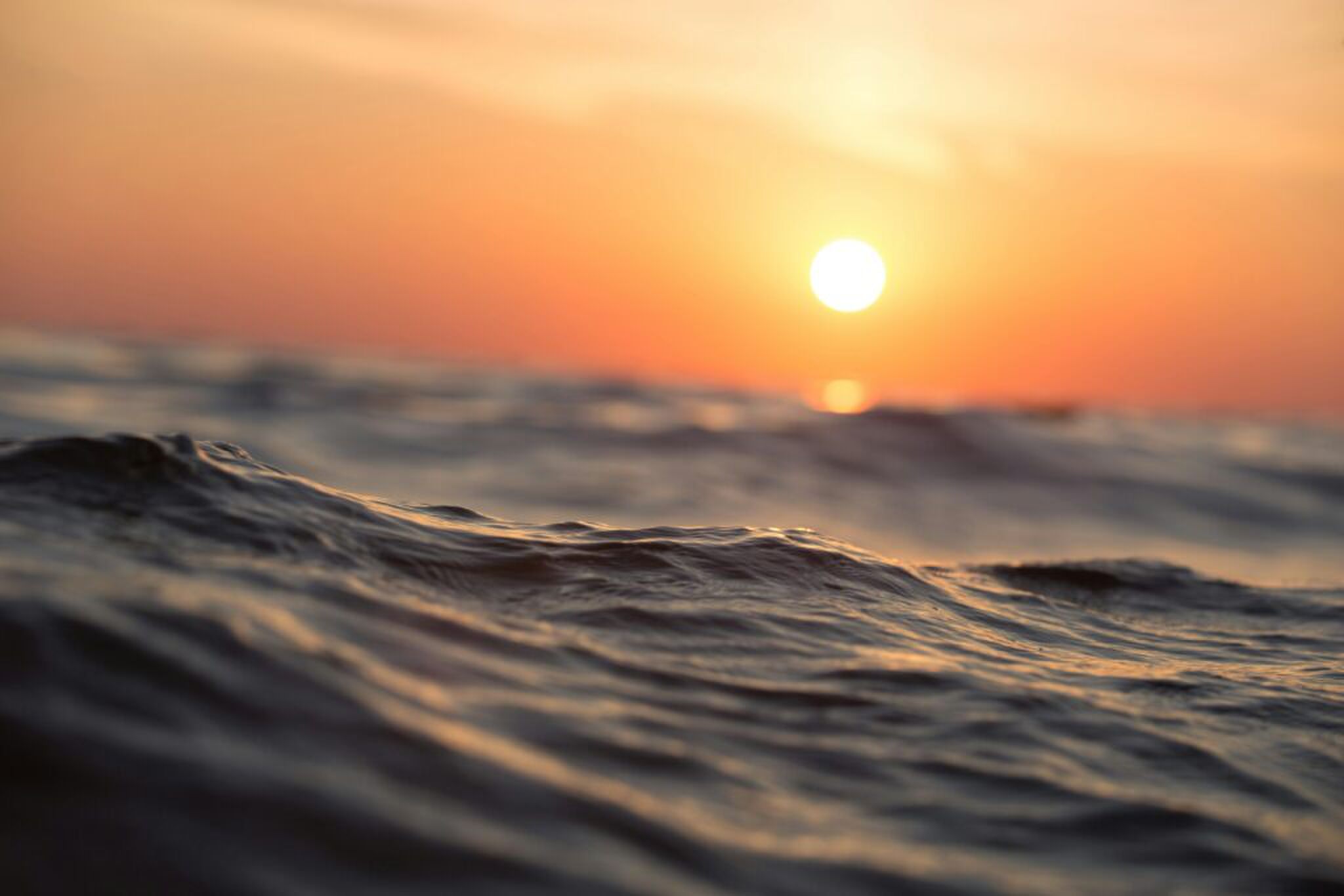 een zon die ondergaat over het water