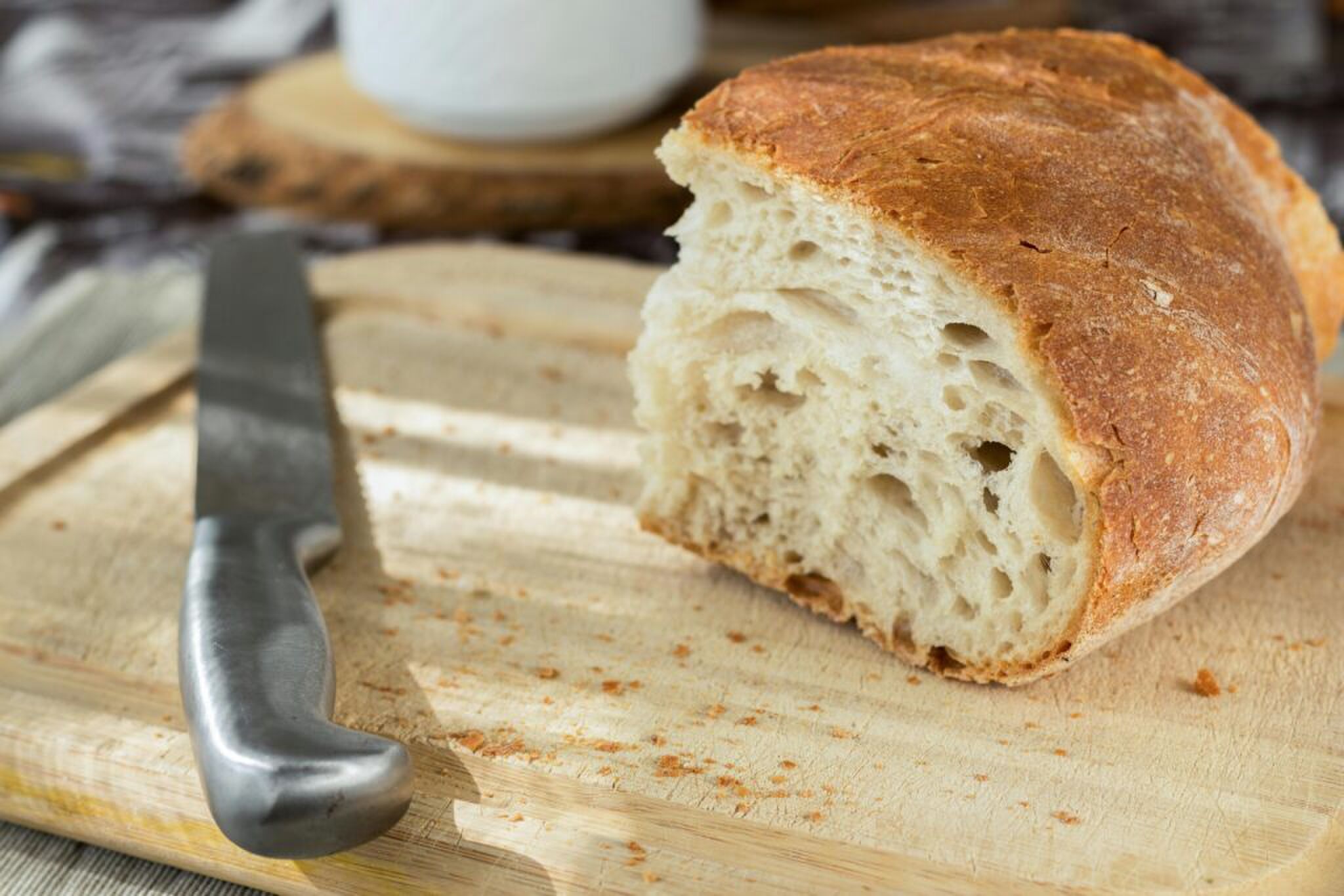 een stuk brood met mes ernaast