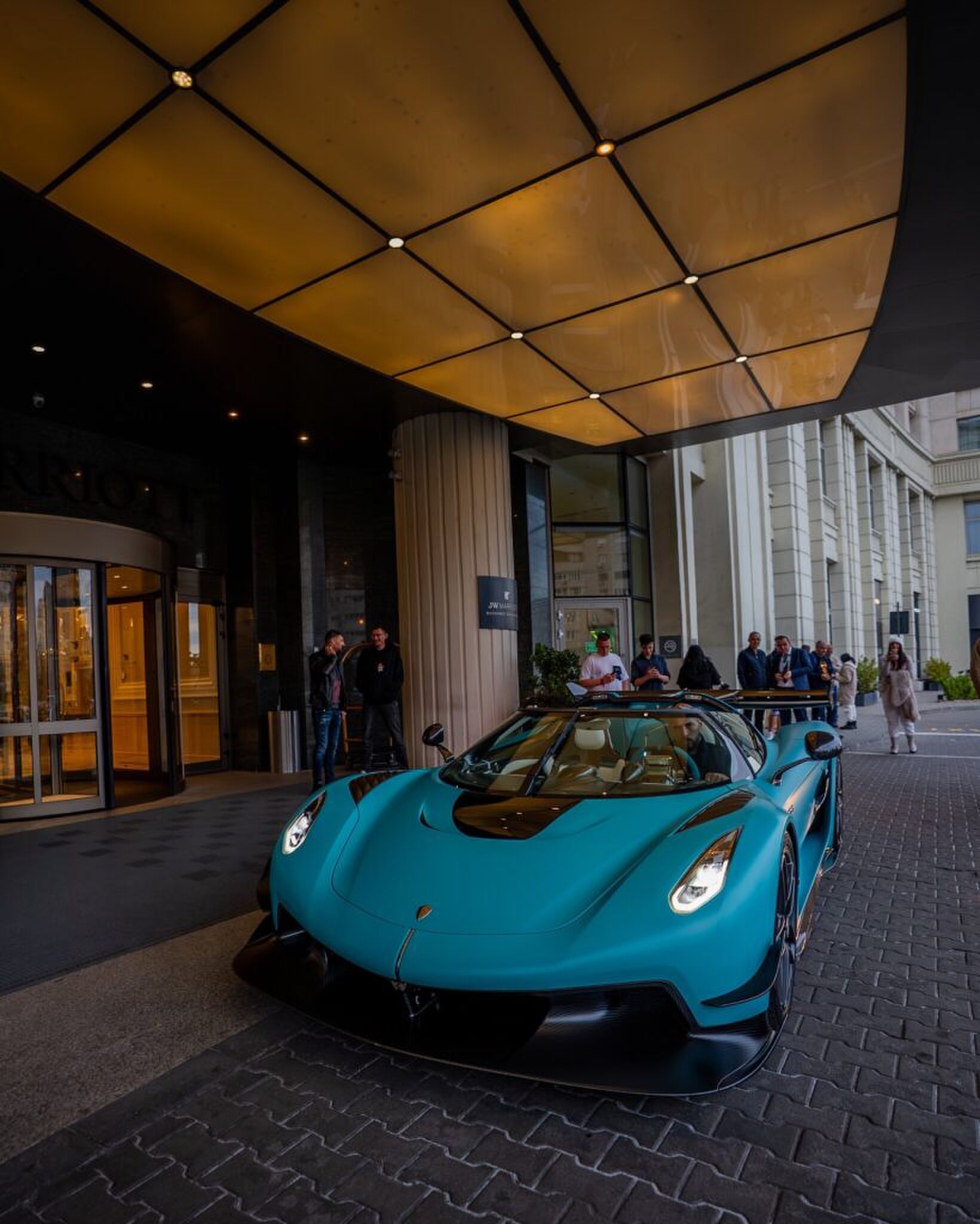 Andrew Tate in zijn Koenigsegg Jesko