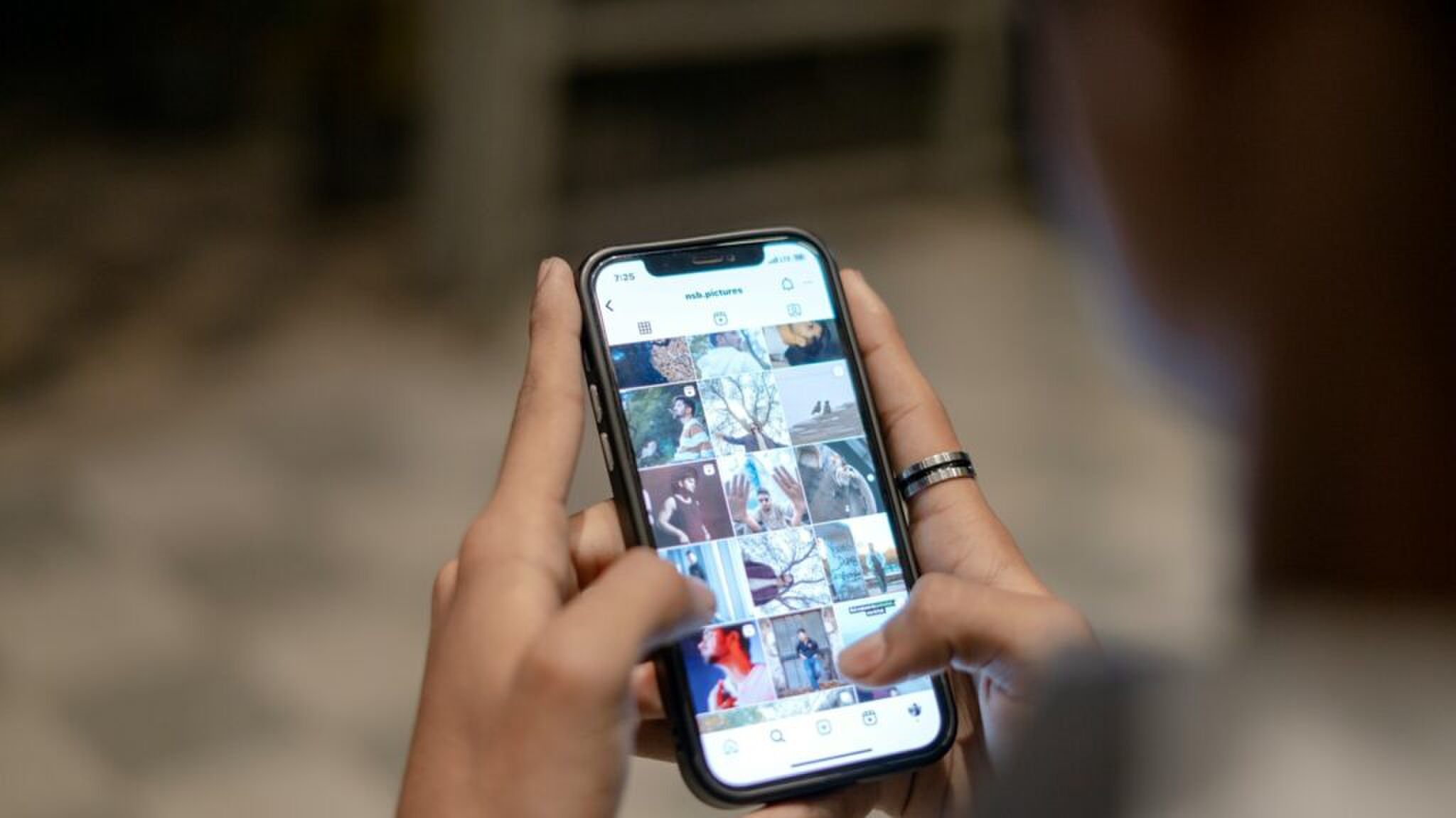 Een telefoon met social media in de hand