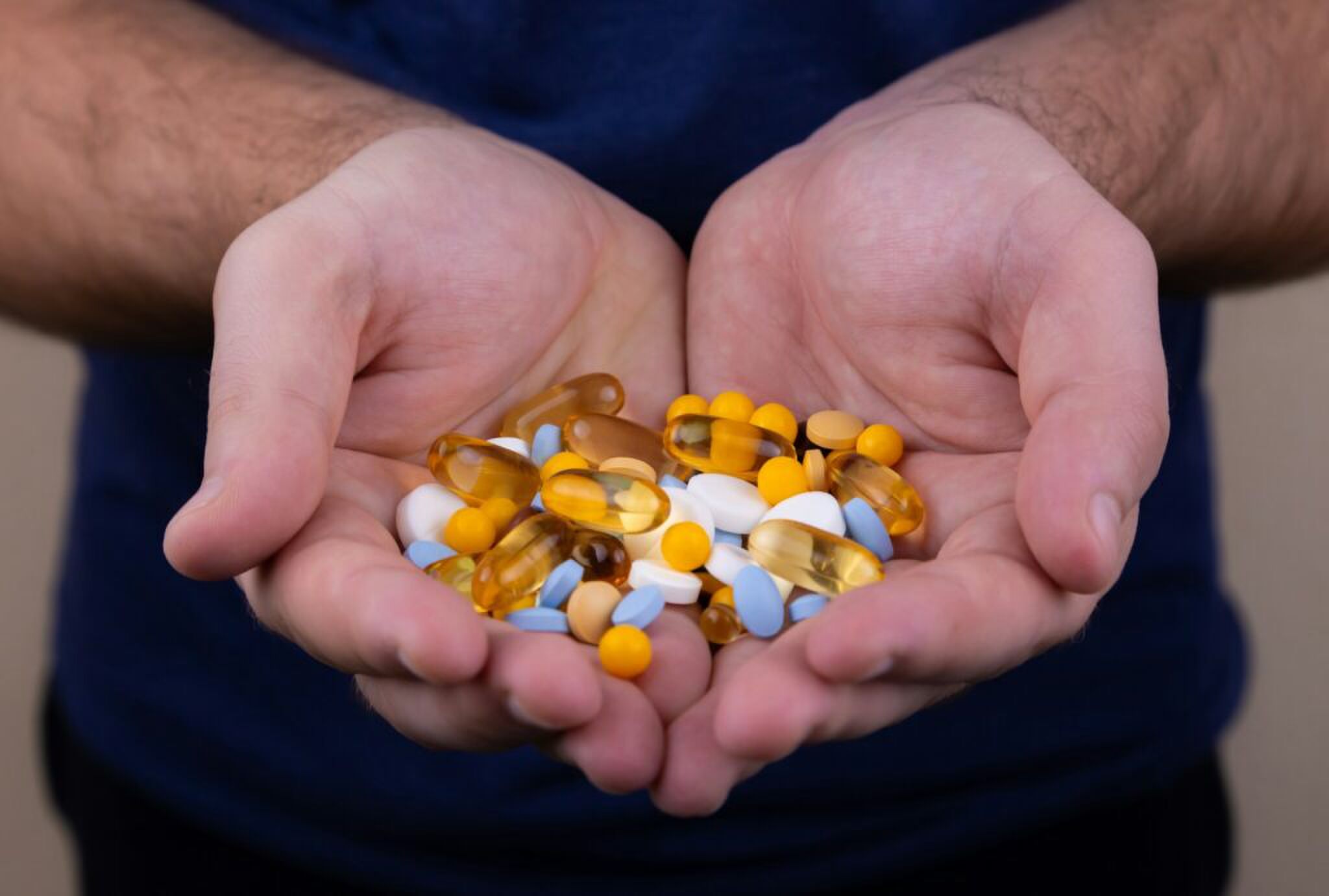 hand met huismerk vitaminepillen