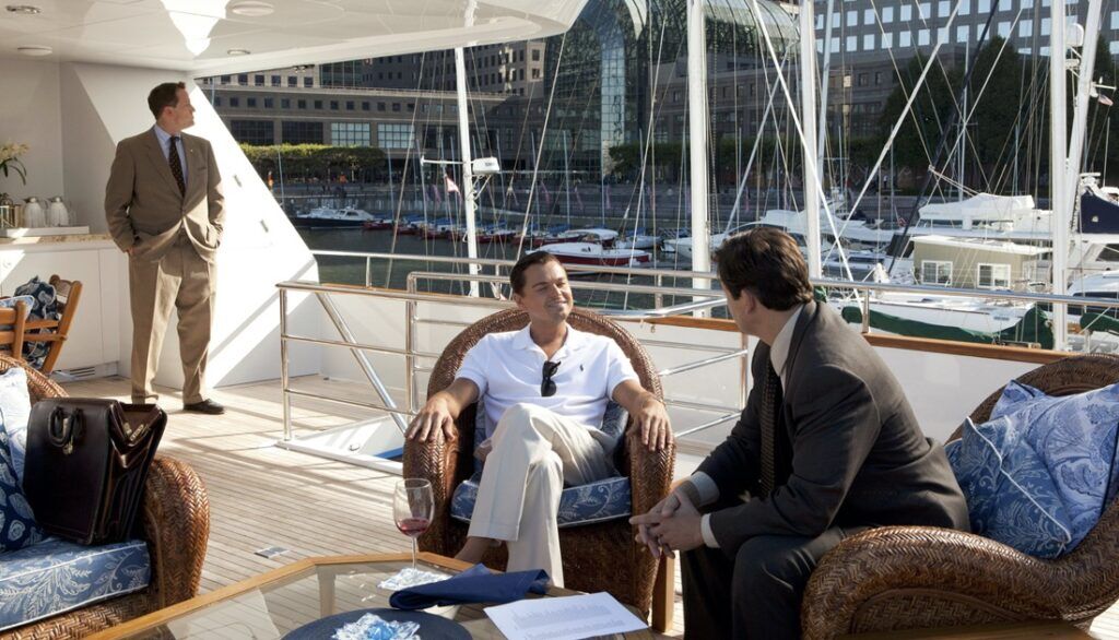 Scène uit The Wolf of Wall Street waarin Leonardo DiCaprio met een FBI-agent op superjacht Lady M zit.