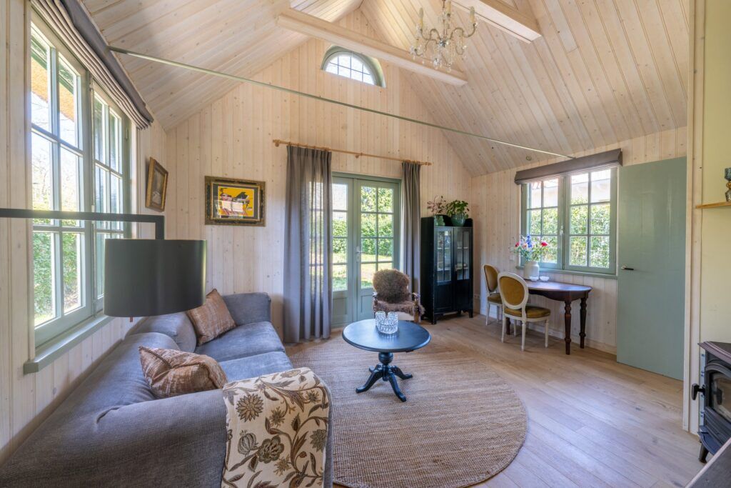 De woonkamer van het tuinhuisje in Blaricum.