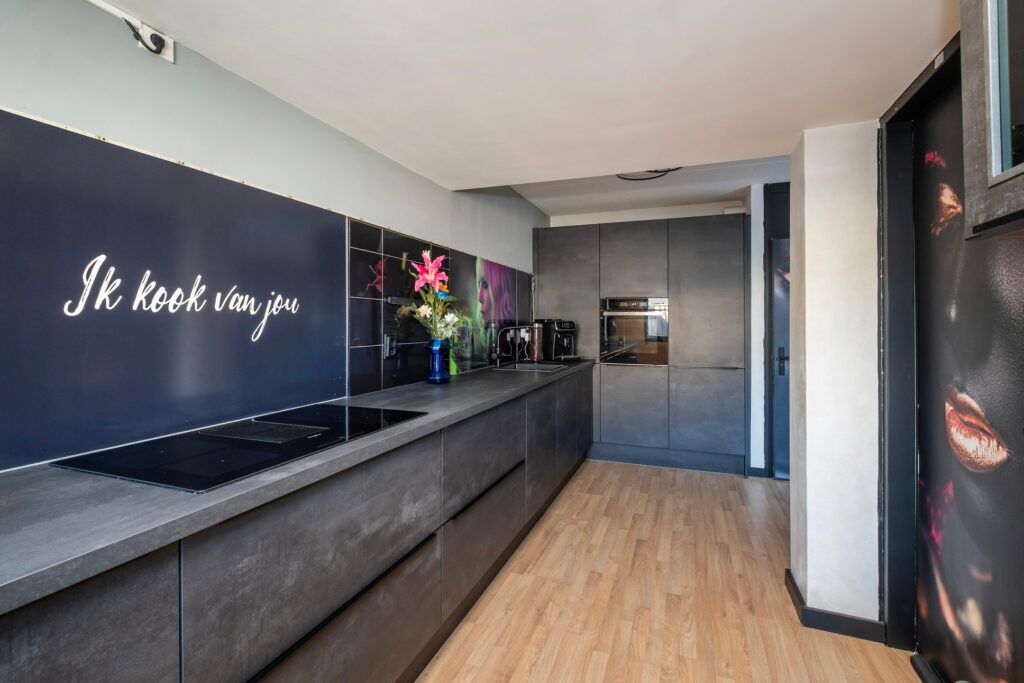 De keuken van dit huis, uitgevoerd in een aparte stijl.