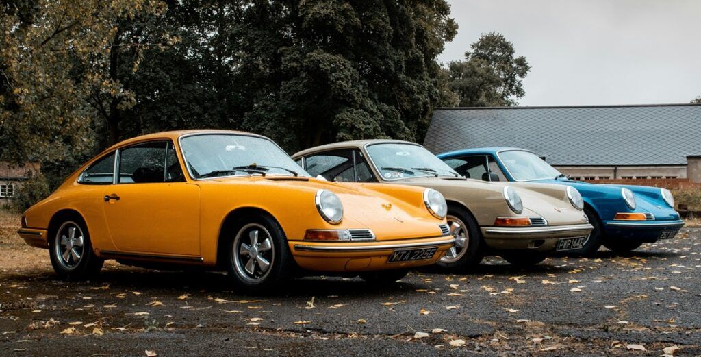 Drie klassieke auto's waarvoor nieuwe regels zullen gaan gelden.