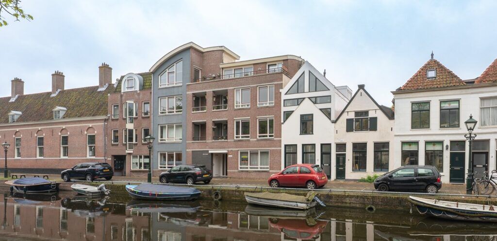 Vooraanzicht van woningen in Nederland