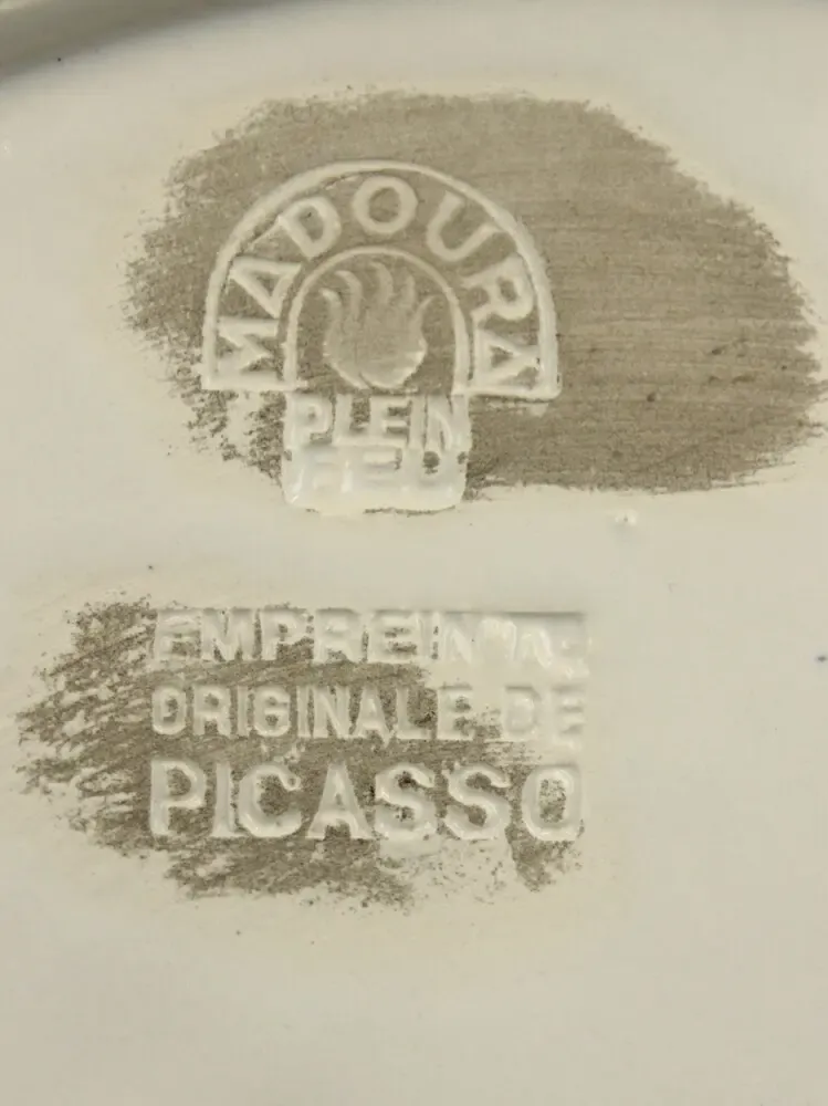 Achterkant Picasso bord met stempels 'Madoura Plein Feu' en 'Empreinte Originale de Picasso'