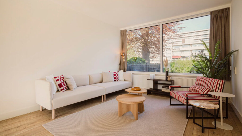 De woonkamer van de woning van Britt Dekker.