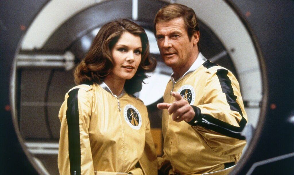 Lois chiles naast James bond in moonraker
