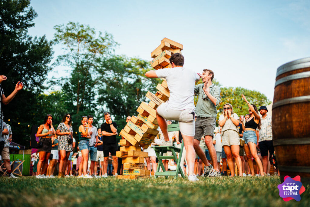 Mannen op TAPT Festival die een levensgroot potje Jenga spelen