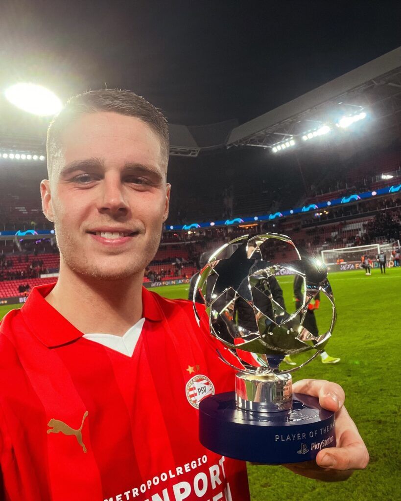 Selfie van Joey Veerman, een PSV-speler van wie de marktwaarde gedaald is in 2025