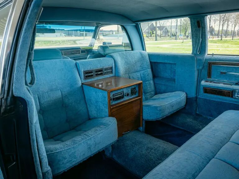 Het interieur van de oude auto van het koningshuis.