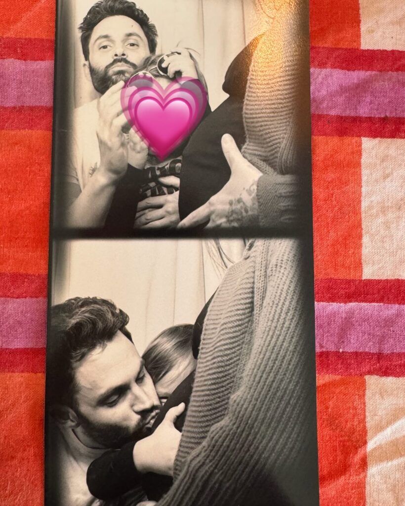 Domino Kirke Badgley en Penn Badgley met hun kind