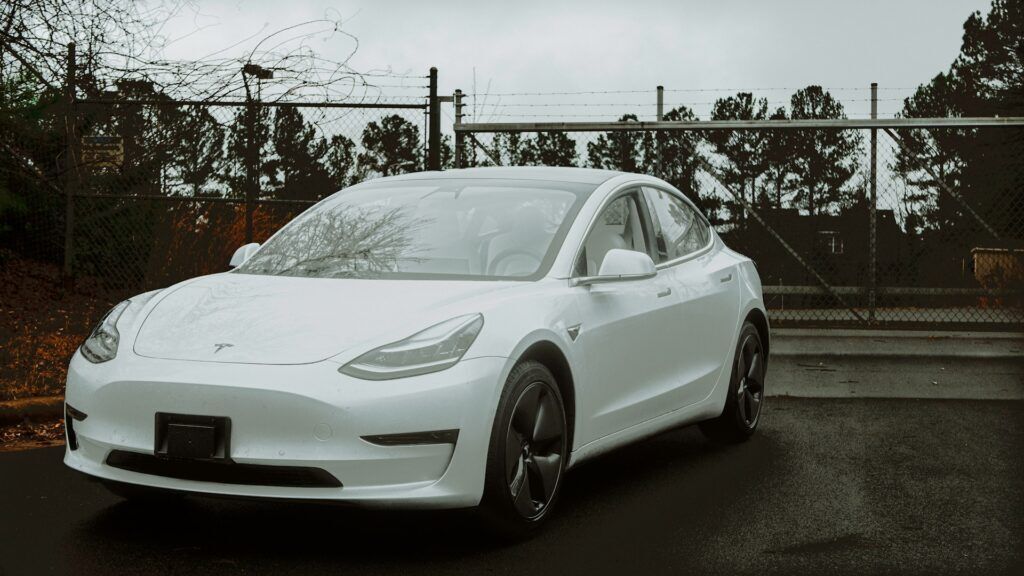 Een elektrische auto van het merk Tesla, welke populair is in Europa