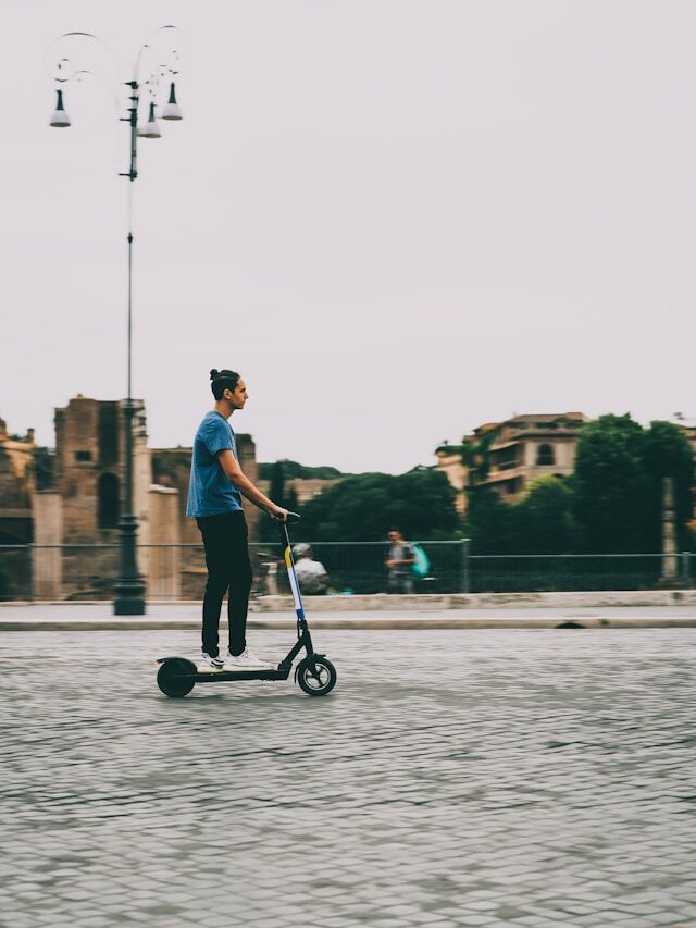 Man op een elektrische step