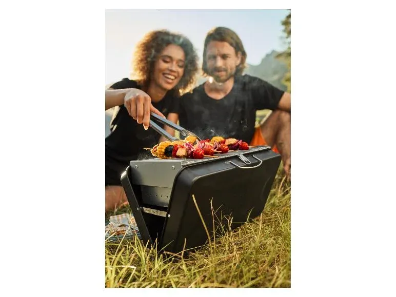 een stel geniet van de lidl bbq