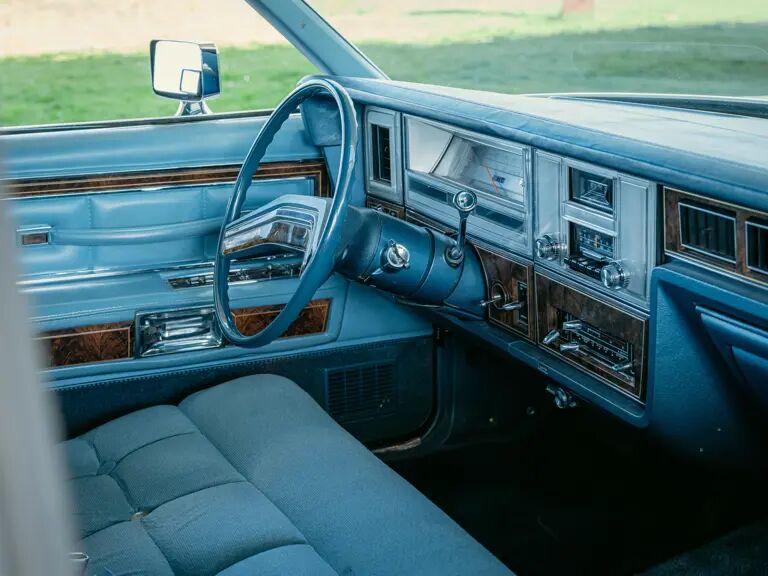 Het stuur van de oude auto van het koningshuis