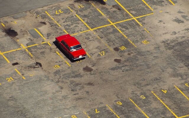 Een rode auto op een parkeerplaats