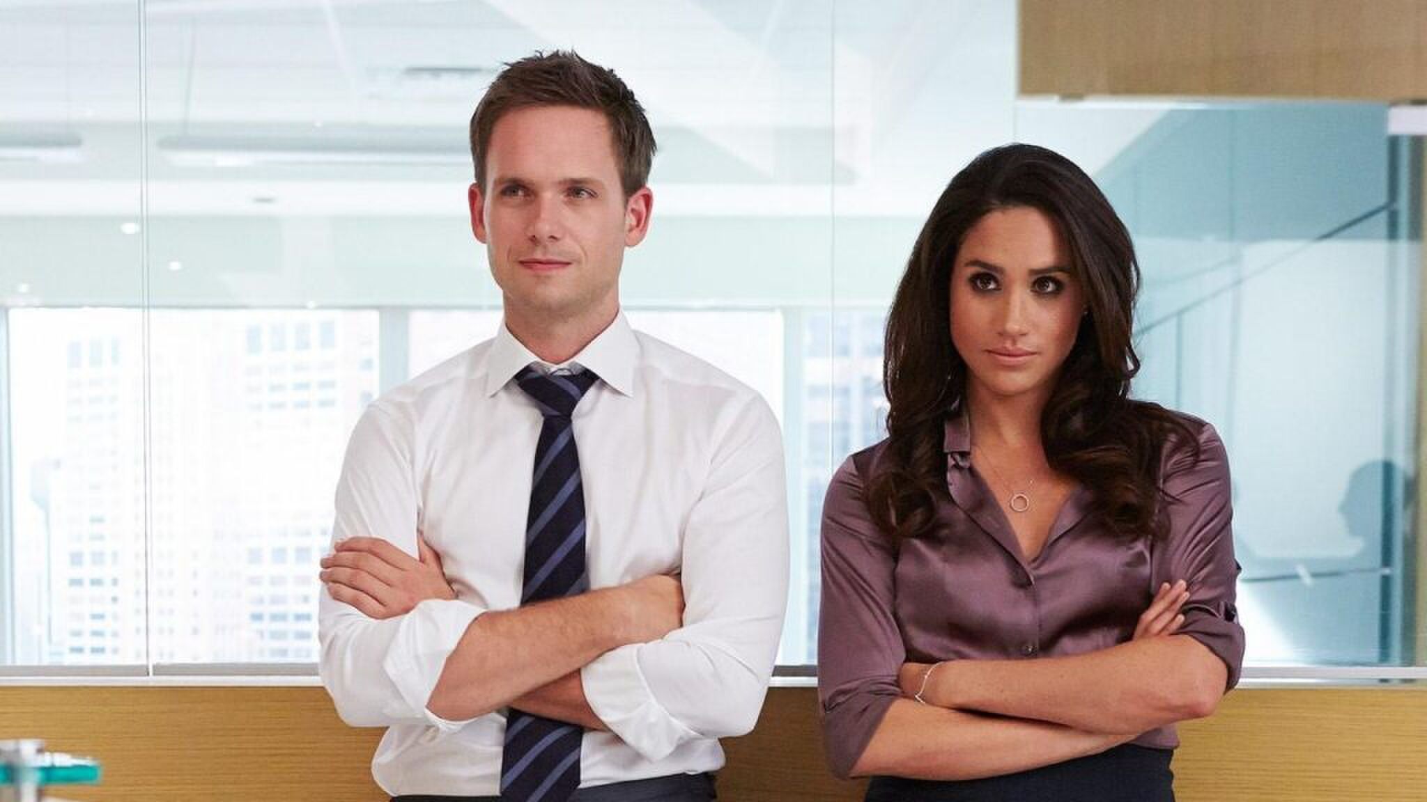 Mike en Rachel uit de serie Suits, tekenend voor de loonkloof tussen mannen en vrouwen