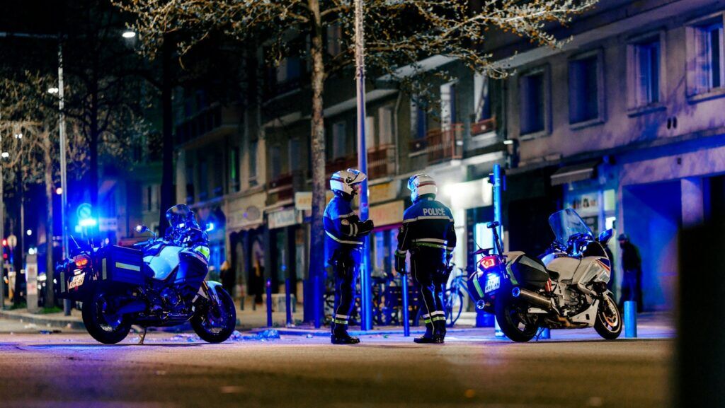 Politie die spullen in auto zoekt