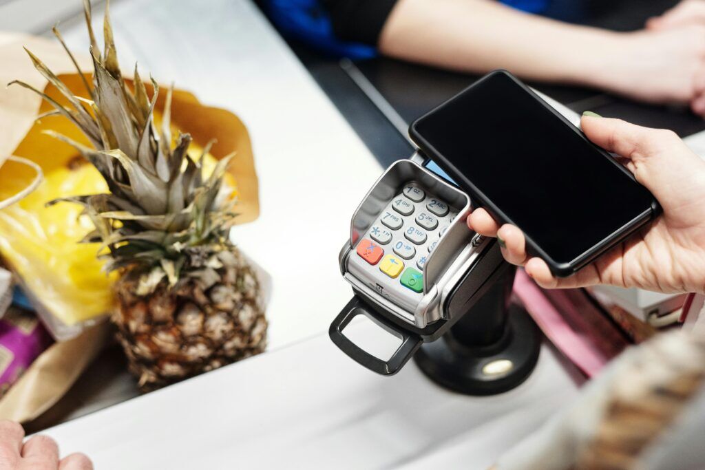 Boodschappen die contactloos worden afgerekend met een mobiele telefoon