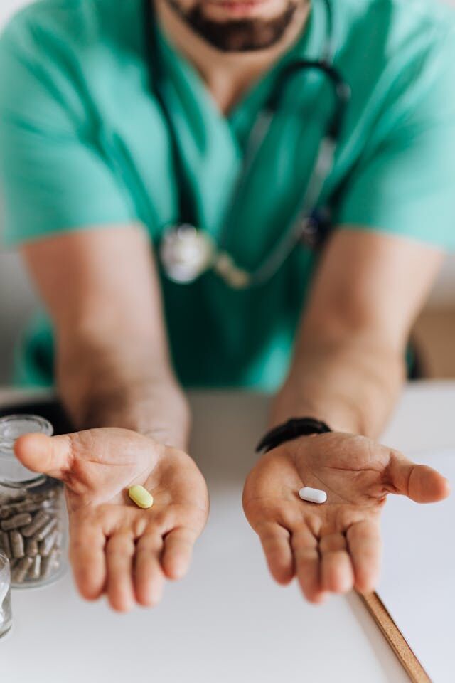 Man laat pillen magnesium en melatonine zien
