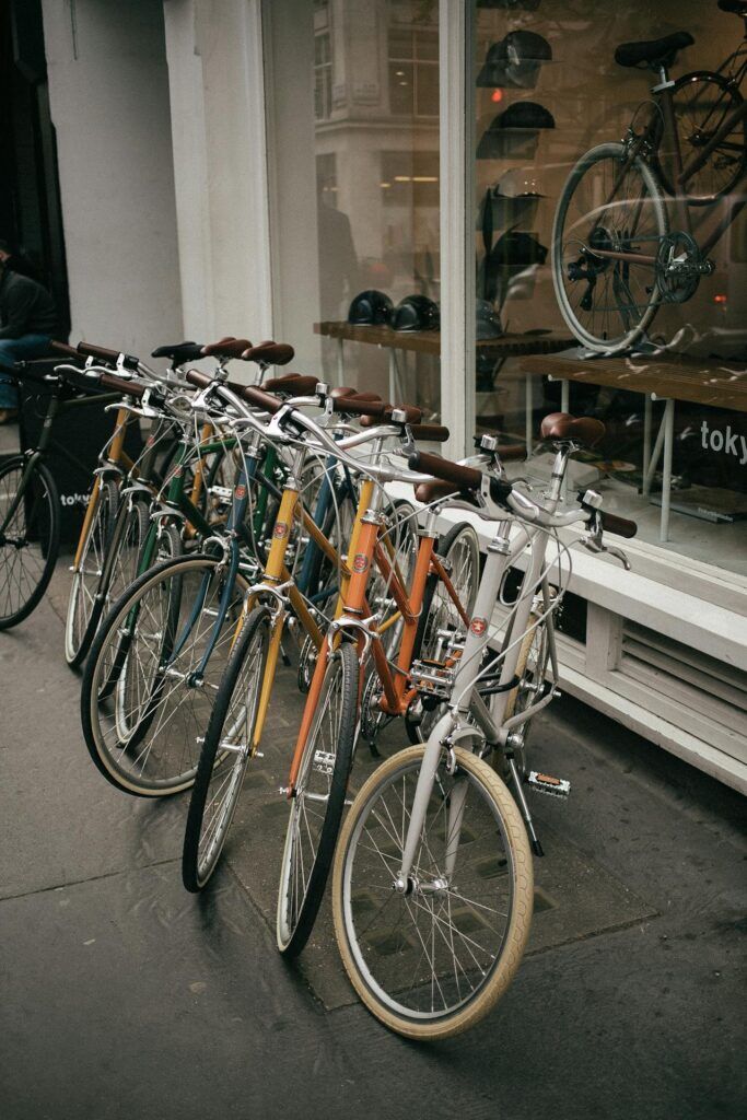 Een aantal fietsen voor een fietsenwinkel