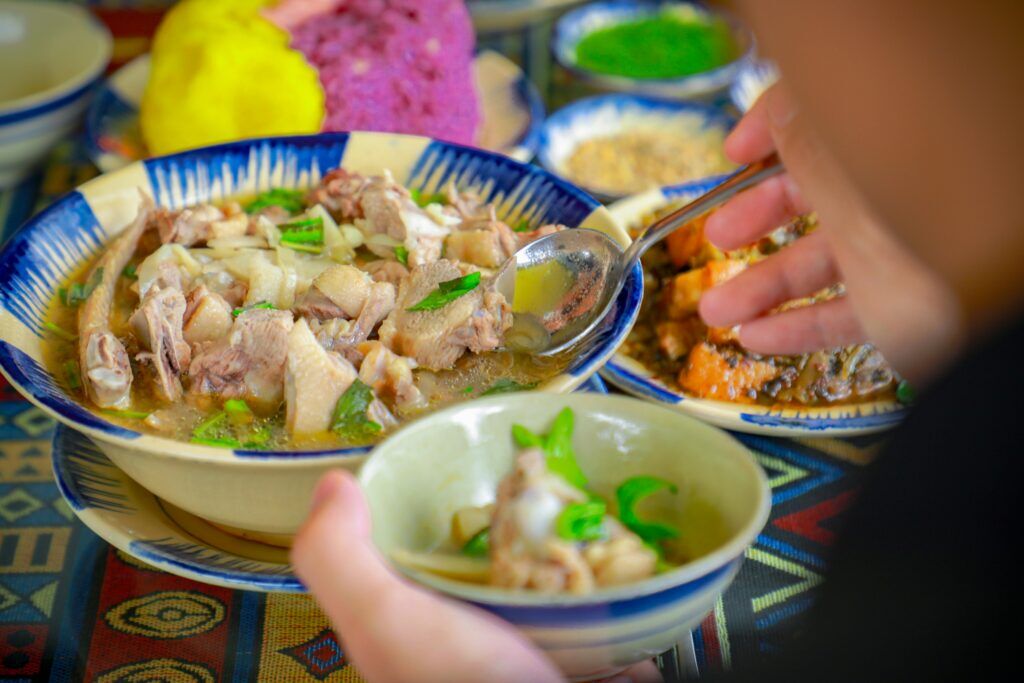 iemand eet een kopje bottenbouillon