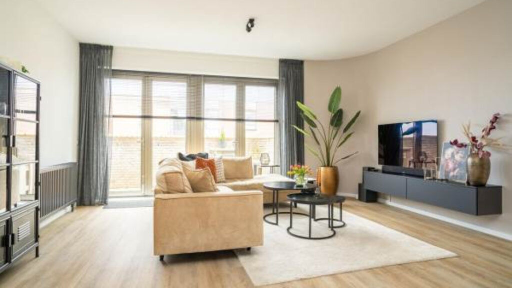 De woonkamer van het appartement van Sem Steijn