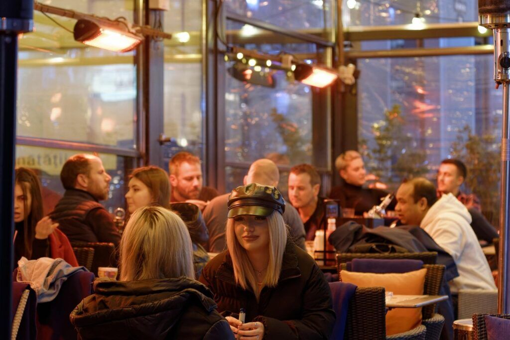 Een groep mensen op het terras in Amsterdam op hun vrije dag