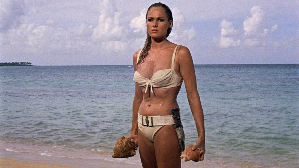 honey ryder in de eerste bond film als eerste bond girl