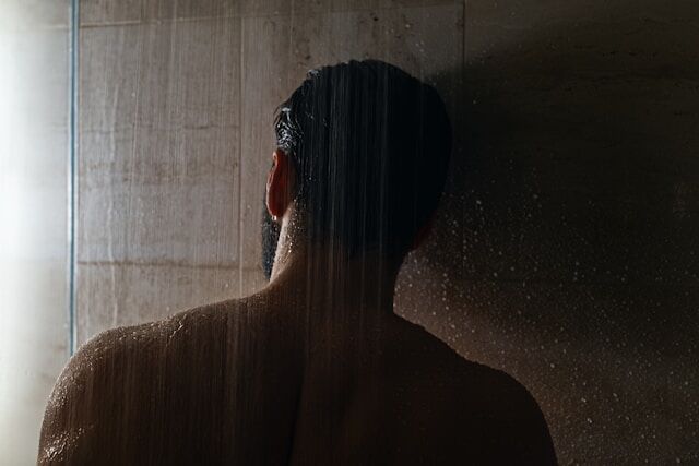 Een man onder de douche