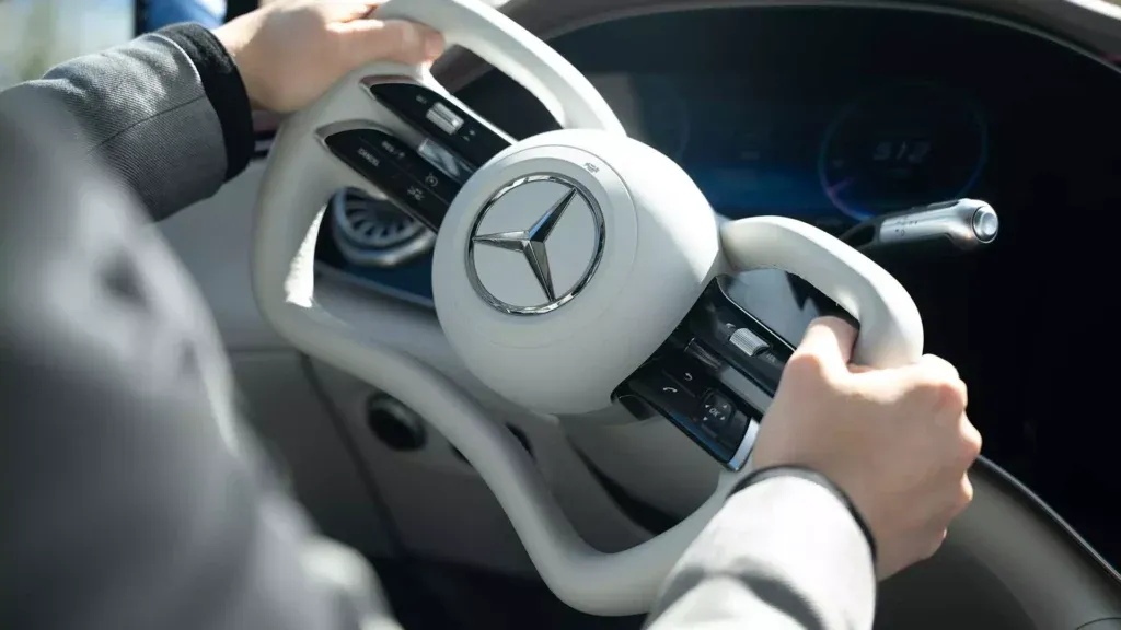 Draaiend Steer-by-wire stuurwiel dat Mercedes-Benz vanaf 2026 gaat introduceren.