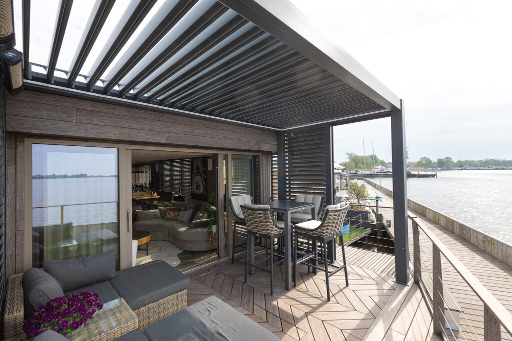Het terras van de woonboot aan de Loosdrechtse Plassen.