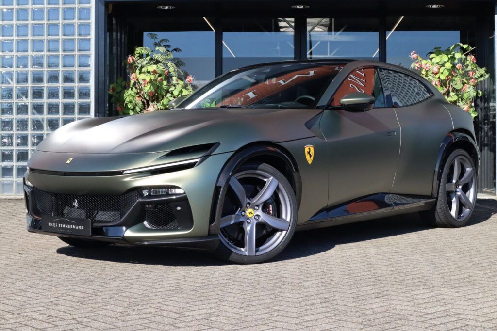De voorzijde van de Ferrari Purosangue die te koop staat bij een Nederlandse autodealer.