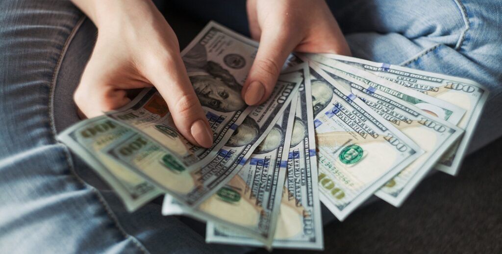 Cashgeld, dat zou je volgens de levenslessen van Warren Buffett moeiteloos moeten verdienen.