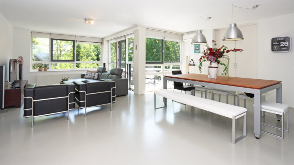 De woon- en eetkamer van het appartement van Jasper Cillessen.